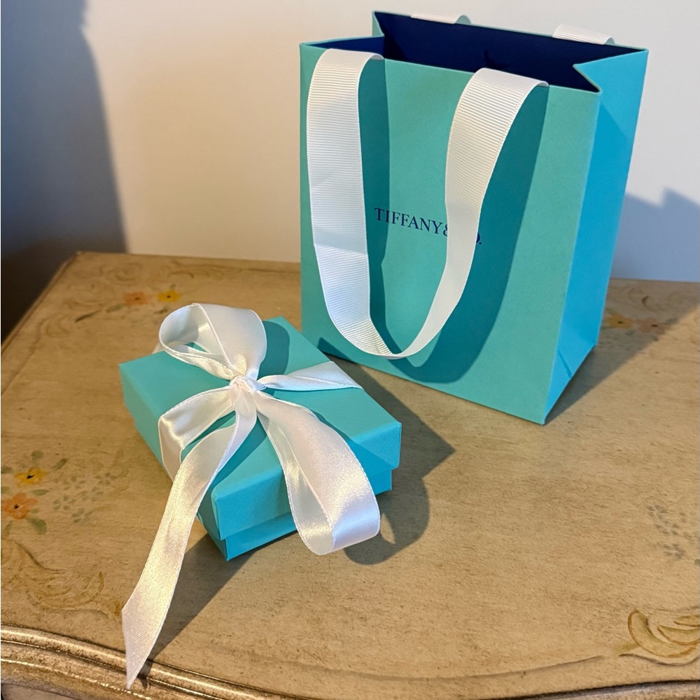 Return to Tiffany, Tiffany Blue Heart Tag Bead Bracelet in silver. Size Large